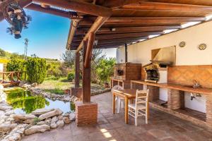 En have udenfor Villa rural con piscina en Alora