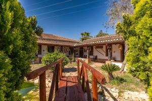 En have udenfor Villa rural con piscina en Alora