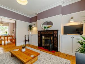 Μια τηλεόραση ή/και κέντρο ψυχαγωγίας στο 3 Bed in Chapel-En-Le-Frith 88180
