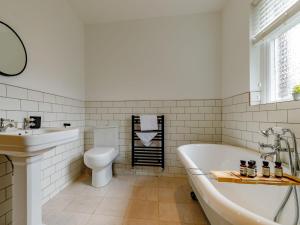 Ένα μπάνιο στο 3 Bed in Chapel-En-Le-Frith 88180 +9 φωτογραφίες