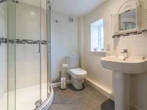a bathroom with a toilet and a sink and a shower at 2 bed in Syderstone KT146 in Syderstone +12 photos