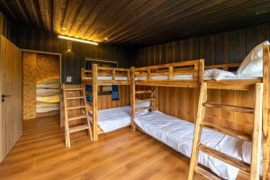 Giường tầng trong phòng chung tại Sapana Mountain Retreat +51 ảnh