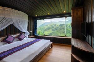 Giường trong phòng chung tại Sapana Mountain Retreat