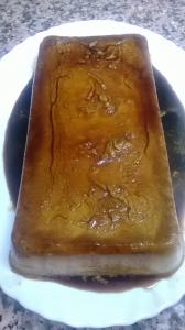 un trozo de pastel en un plato blanco en Fuerte de San Mauricio, en Palazuelo de Vedija