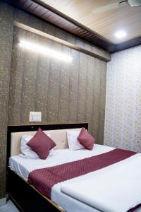 Postel nebo postele na pokoji v ubytování Hotel Kaka Ji Palace
