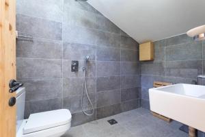 Ένα μπάνιο στο villa lavander hill +35 φωτογραφίες