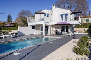 een villa met zwembad voor een huis bij Casa Belladonna by Briskva in Višnjan