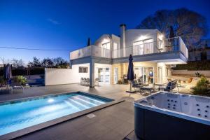 een huis met een zwembad ervoor bij Casa Belladonna by Briskva in Višnjan