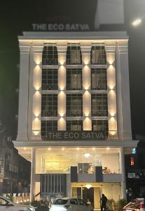 ヴァドーダラーにあるThe EcoSatvaの上に看板がある建物