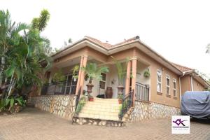 una casa con una escalera al frente en Villa Grace - Namugongo Road, en Kampala