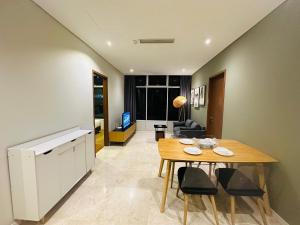 una cucina e un soggiorno con tavolo e sedie di Sky Premium Apartment Klcc a Kuala Lumpur Altre 41 foto