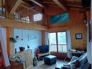 TV a/nebo společenská místnost v ubytování Le chalet de Julbert