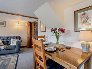 Ruang duduk di 1 Bed in Abergavenny BN092