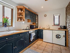 Dapur atau dapur kecil di 1 Bed in Abergavenny BN092 +21 gambar