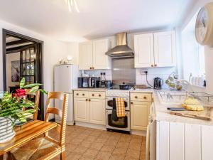 Η κουζίνα ή μικρή κουζίνα στο 3 Bed in Cenarth 79198