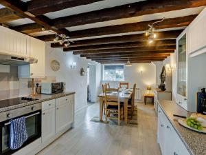 Una cocina con una mesa y un comedor. en 4 Bed in Westward Ho 46838, en Westward Ho