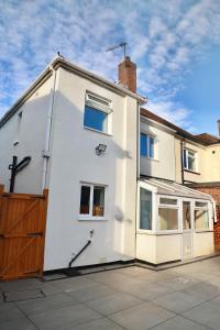 Casa blanca con puerta de madera en Modern Spacious 3BR-Free Parking-Long Stay Discounts, en Maidstone