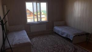 Ένα ή περισσότερα κρεβάτια σε δωμάτιο στο Guest House Karakol