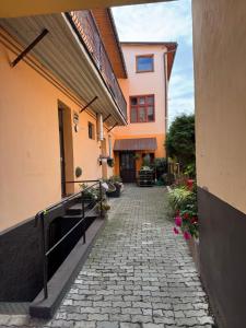 a cobblestone street in front of a building at 2- izbový APARTMÁN KAJKA v PENZION TRSTENÁ in Trstená
