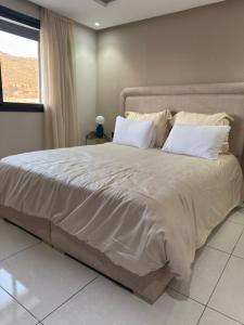Una cama o camas en una habitación de Dar Sunset Anza