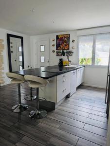 eine Küche mit einer großen Insel in der Mitte in der Unterkunft Villa accueillante avec piscine à Saint-Paul-et-Valmalle in Saint-Paul-et-Valmalle