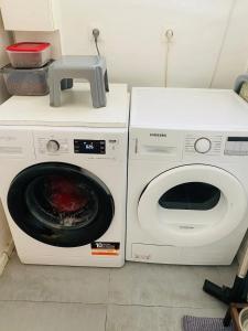 eine Waschmaschine und einen Trockner in der Küche in der Unterkunft Villa accueillante avec piscine à Saint-Paul-et-Valmalle in Saint-Paul-et-Valmalle