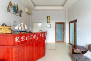 ein Raum mit einer roten Theke mit einem Boot darauf in der Unterkunft Hotel Victoria in Costinești