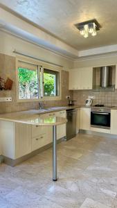 una gran cocina con una isla en el medio en Alkeou Holiday Home, en Limassol