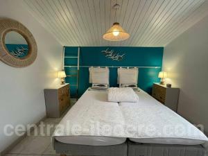 Giường trong phòng chung tại La Villa de l Arroche Marine