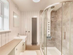 Ένα μπάνιο στο 2 Bed in Cinderford 93455 +26 φωτογραφίες