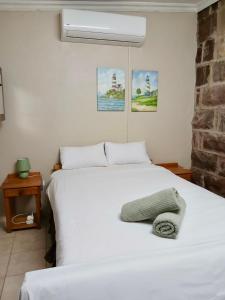 Postel nebo postele na pokoji v ubytování Mossel Bay Self-Catering