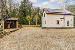 East CarletonにあるPelican Eco Lodgeの砂利道の太陽屋根付き家