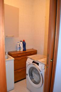 a small bathroom with a washing machine in it at Appartamento ai Noci in Padova