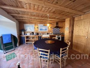 een eetkamer met een tafel en stoelen bij La Villa de la Clairiere in Le Bois-Plage-en-Ré