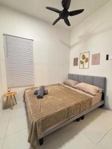 ein Schlafzimmer mit einem Bett mit Deckenventilator in der Unterkunft NAZS Homestay sungai petani in Sungai Petani + 18 Fotos