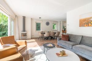 a living room with a couch and a table at Oude Dijkje in De Koog