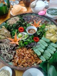 a large platter of food on a table at Homestay trọng hiếu in Na Tong