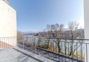 ein Balkon mit Blick aufs Wasser in der Unterkunft Rooftop d'exception, vue Rhône, 6 personnes, Caluire in Caluire-et-Cuire
