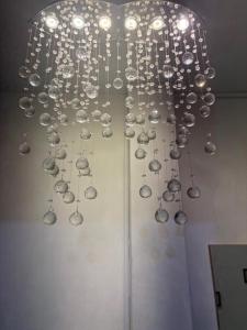 un montón de bolas de cristal colgando del techo en Miky House, en Turín