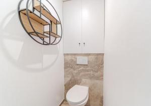 ein Bad mit einem WC und einem runden Spiegel in der Unterkunft Rooftop d'exception, vue Rhône, 6 personnes, Caluire in Caluire-et-Cuire + 6 Fotos
