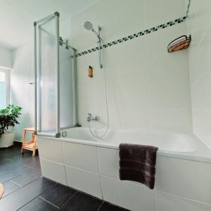 Un baño blanco con ducha y bañera. en Holle - Land Holidays, en Lichtenau