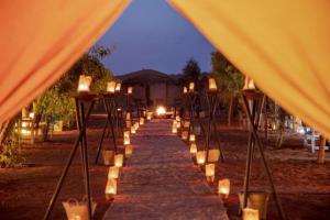メルズーガにあるMerzouga charming campの長い通路(テントの下にキャンドルと灯り)