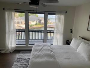 ein Schlafzimmer mit einem Bett und einem großen Fenster in der Unterkunft The Waterfront Villa in Montgomery + 29 Fotos