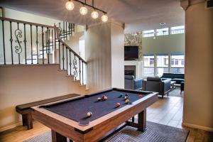 ein Wohnzimmer mit einem Billardtisch darin in der Unterkunft The Waterfront Villa in Montgomery