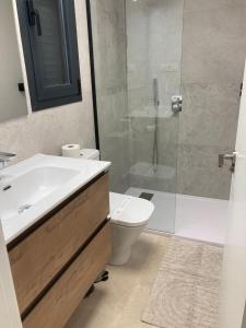 Ένα μπάνιο στο Casa Endamar Vakantiewoning met privézwembad in San Javier