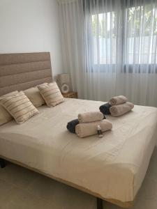 Ένα ή περισσότερα κρεβάτια σε δωμάτιο στο Casa Endamar Vakantiewoning met privézwembad in San Javier