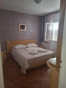 a bedroom with a bed with two towels on it at Zvjezdana in Kampor