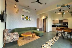 Η κουζίνα ή μικρή κουζίνα στο Stay Leisurely Wrong Turn 2BHK Pure Veg Villa, Igatpuri