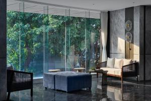 ein Wohnzimmer mit Couch und großem Fenster in der Unterkunft Lavande Hotel Guangzhou Beijing Road Pedestrian Street Haizhu Square Metro Station Branch - Free Deliver Service to Canton Fair Complex During Canton Fair Period in Guangzhou + 60 Fotos