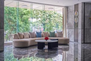 ein Wohnzimmer mit Sofa und Tisch in der Unterkunft Lavande Hotel Guangzhou Beijing Road Pedestrian Street Haizhu Square Metro Station Branch - Free Deliver Service to Canton Fair Complex During Canton Fair Period in Guangzhou